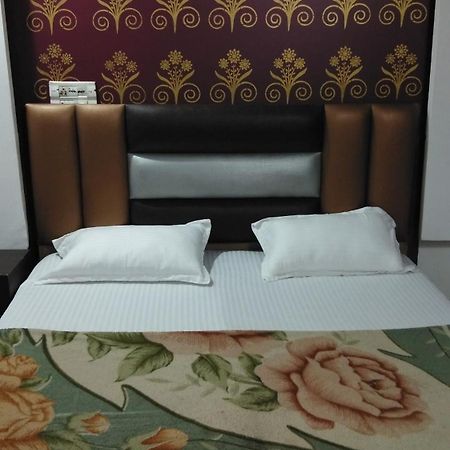 Hotel Euro International Нью-Дели Экстерьер фото